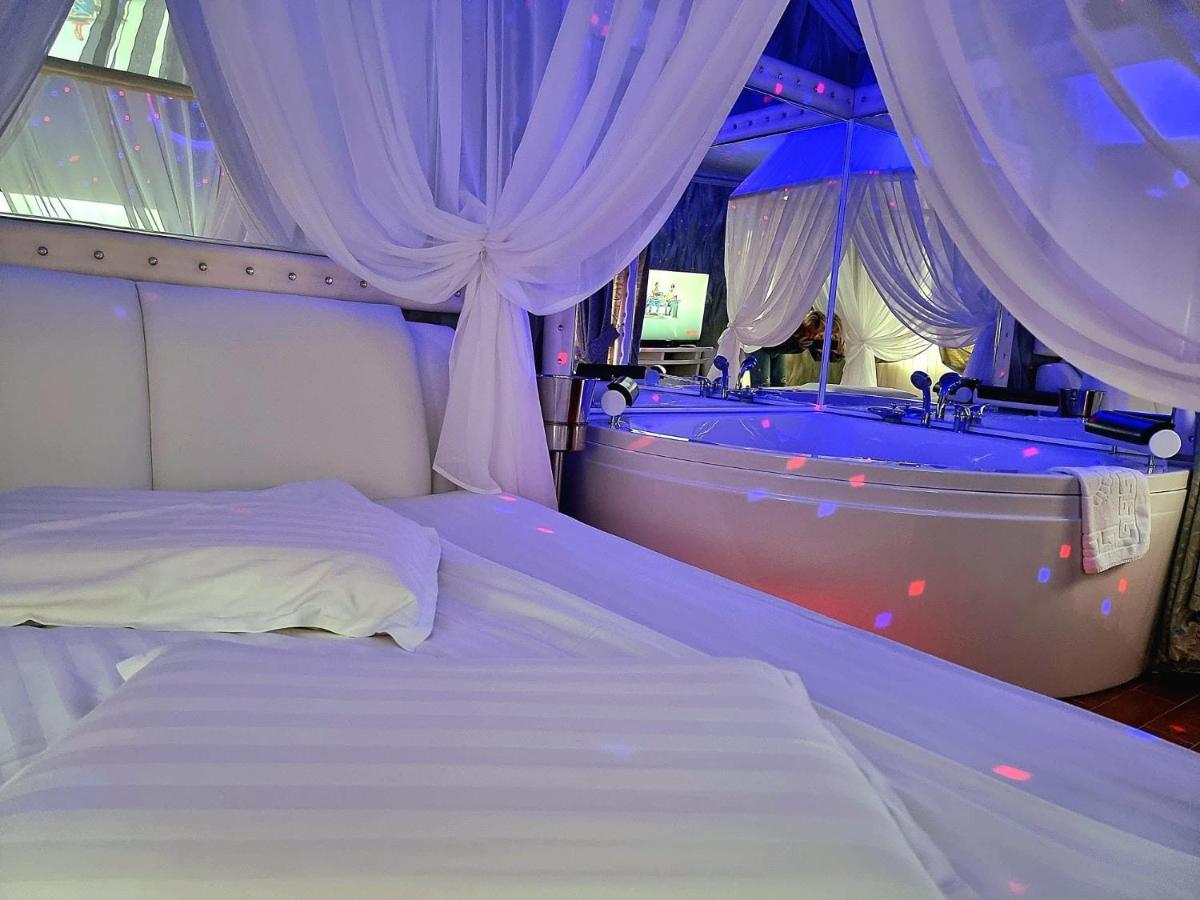Anadi Hotel Boutique Only Adult Brasov Luaran gambar